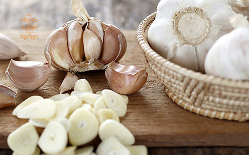  Tỏi chứa nhiều kháng sinh tự nhiên giúp trị mụn bọc