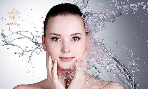  Rửa mặt sạch sẽ mỗi ngày để hỗ trợ điều trị mụn bọc ở má.