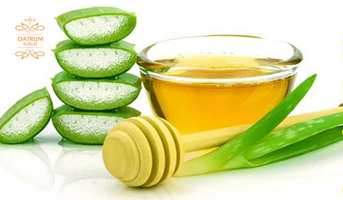  Mật ong kết hợp cùng nha đam sẽ giúp da trắng sáng và mịn màng hơn.