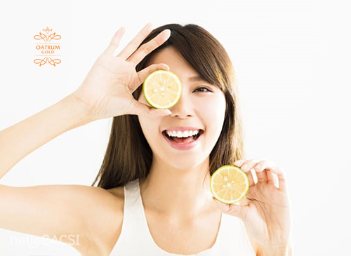 Chanh chứa nhiều vitamin C giúp làm xẹp mụn nhanh chóng