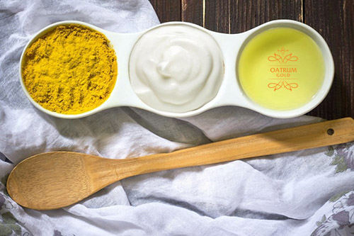 Nghệ trộn sữa chua trị mụn bọc ẩn dưới da
