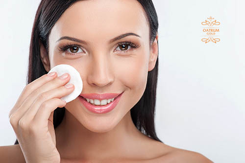 Dùng nước hoa hồng để thấm dầu nhờn và làm se khít lỗ chân lông hiệu quả.