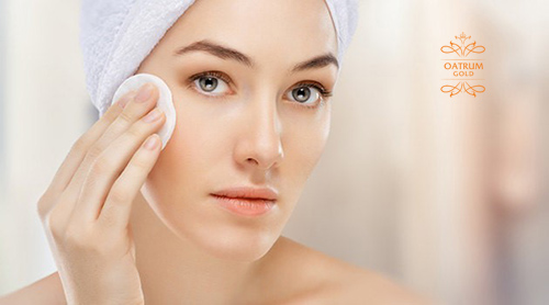 Tẩy trang và rửa mặt sạch ngay cả khi không trang điểm để ngừa mụn đầu trắng.