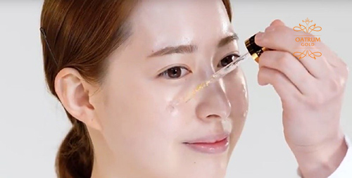 Dùng serum chứa AHA/BHA lấy đi mụn đầu trắng dưới da.