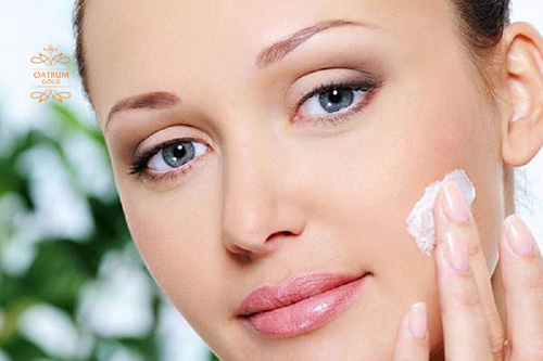 Chỉ nên dùng kem đánh răng có màu trắng thông thường, ít hàm lượng chất phụ gia