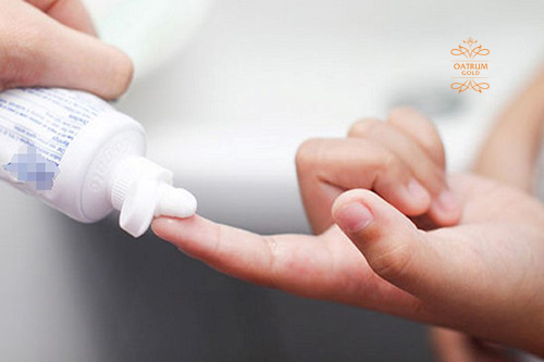 Sử dụng kem đánh răng nguyên chất để trị mụn bọc