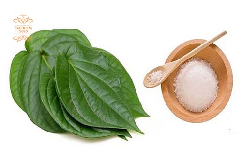 Lá trầu không kết hợp với muối sẽ càng tăng hiệu quả trị tàn nhang.