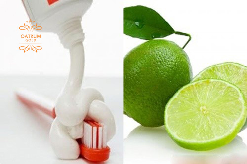 Trị mụn đầu trắng bằng kem đánh răng và chanh.