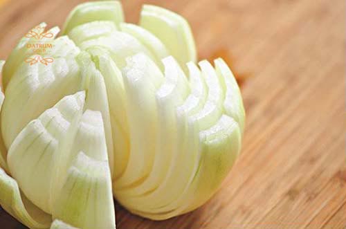  Hành tây giúp ức chế sản xuất collagen và xoá bỏ sẹo lồi an toàn.