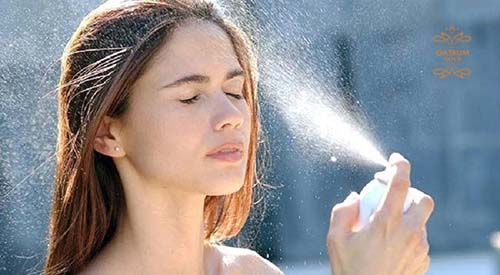 Sử dụng xịt khoáng mỗi ngày giúp dưỡng ẩm da và kiểm soát mụn trứng cá đỏ tốt.