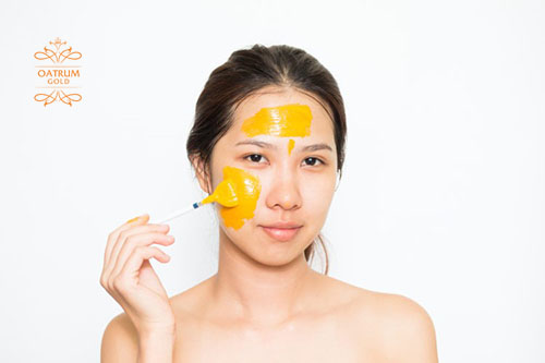 Dùng bột nghệ vàng giúp loại bỏ mụn trứng cá hiệu quả.