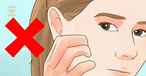 Từ bỏ thói quen sờ tay lên mặt ngừa mụn hiệu quả.