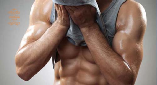 Nam giới vận động ra nhiều mồ hôi dễ bị mụn trứng cá ở lưng.