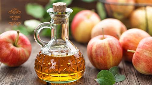 Dùng giấm táo giúp trị mụn trứng cá ở lưng nam giới hiệu quả, an toàn.