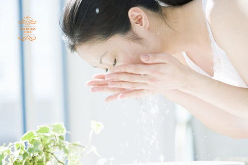 Hãy rửa mặt ít nhất 2 lần/ngày