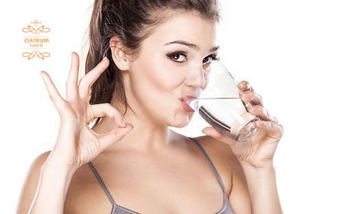 Uống nhiều nước mỗi ngày giúp phòng ngừa và điều trị mụn bọc.