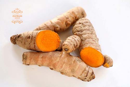 Nghệ tươi rất giàu hoạt chất Curcumin giúp tăng liên kết collagen lấp đầy sẹo lõm.