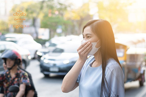 Bị mụn bộc do môi trường ô nhiễm khói bụi, ánh nắng gay gắt