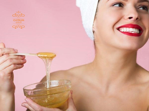 Mật ong được dùng để thoa trực tiếp lên mụn bọc hoặc pha nước uống hàng ngày