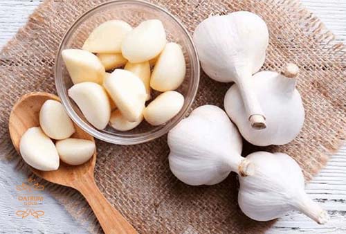 Tỏi có tác dụng chống viêm, bảo vệ da và đánh bật tàn nhang rất hiệu quả.