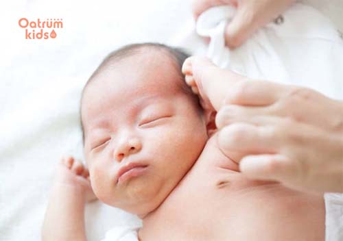 Ra mồ hôi ở tay chân khiến trẻ khó chịu