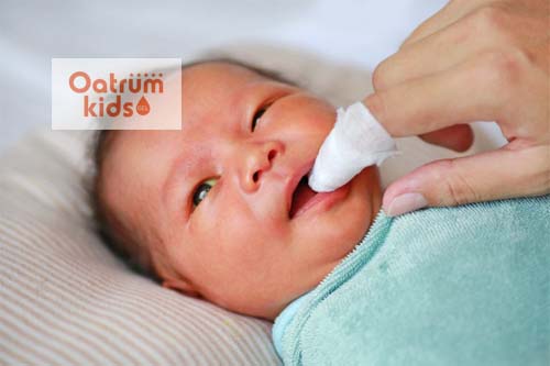 Mẹ có thể rơ lưỡi cho trẻ sơ sinh bằng lá hẹ