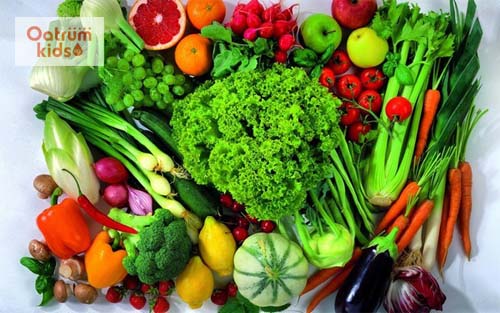 Rau xanh và trái cây tươi giúp trị táo bón hiệu quả