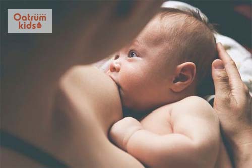  Tránh cho bé bú quá no sẽ không tốt.