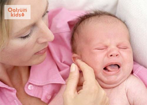  Bé bị rộp trắng trong miệng chủ yếu là do nhiễm trùng nấm hoặc vius.