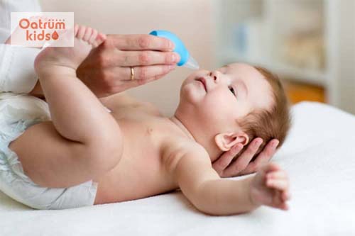  Vệ sinh sạch sẽ mũi cho bé với dung dịch nước muối sinh lý.