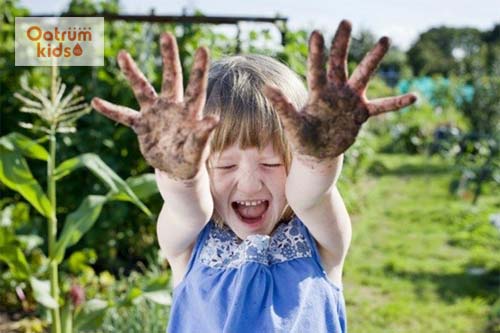 Khi trẻ bị bệnh tay chân miệng kiêng không cho trẻ nghịch bẩn