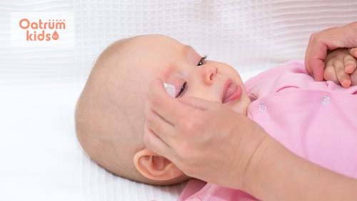  Nhỏ mắt bằng nước muối sinh lý cho trẻ ngày 3 lần