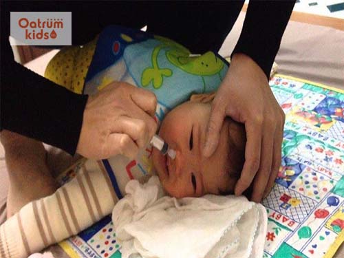  Nhỏ nước muối sinh lý thường xuyên để làm sạch mũi cho trẻ