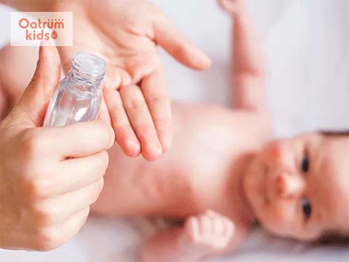 Bôi dầu tràm để giữ ấm cơ thể trẻ