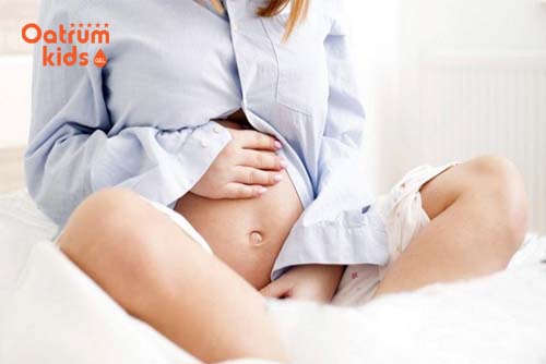 Ra huyết hồng kèm theo vỡ ối, đau bụng là dấu hiệu mẹ cần sinh ngay.