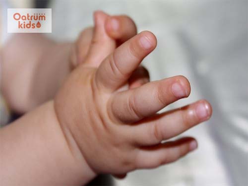  Sự thay đổi màu sắc trên móng tay của trẻ cũng có thể gây ra bệnh lý khác nhau