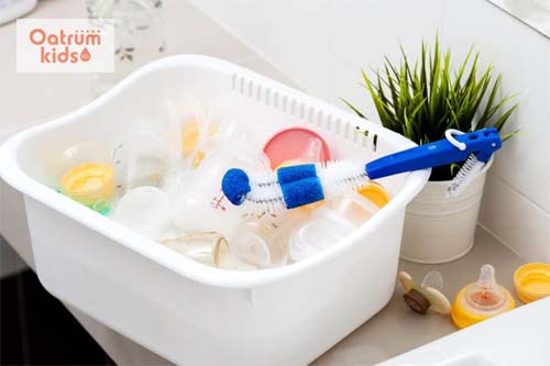 Làm sạch và khử trùng bình sữa trước và sau khi cho bé ăn