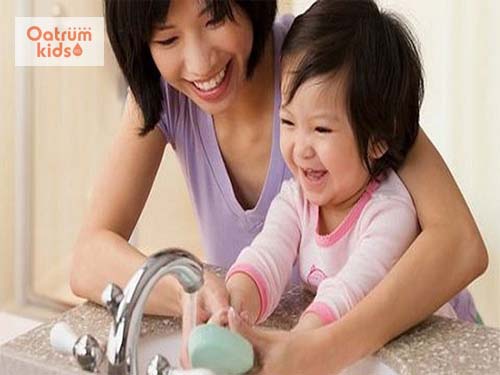  Vệ sinh cho trẻ trước khi ăn và sau khi đi vệ sinh