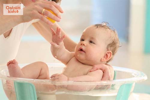  Cần tắm rửa cho trẻ trong thời gian bị bệnh