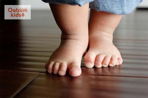  Cho bé chơi một số trò chơi vận động hỗ trợ điều trị chân vòng kiềng