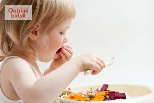  Bé ăn uống quá nhanh, nhai không kỹ dẫn đến đầy hơi