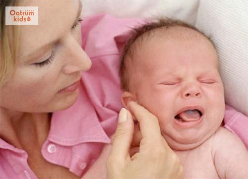 Trẻ khóc không nhìn thấy nước mắt là dấu hiệu của tắc tuyến lệ