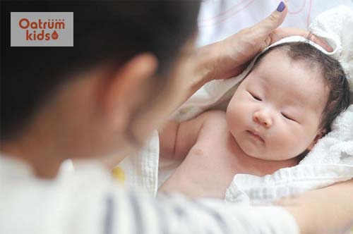  Lau mát người cho bé với nước ấm để hạ sốt nhanh.