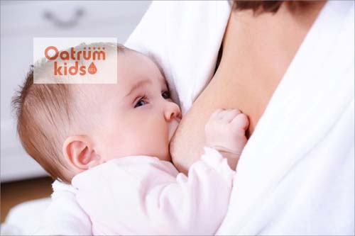  Cho bé bú sữa mẹ nhiều là cách hạ sốt an toàn nhất.