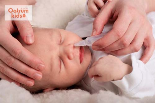  Dùng nước muối sinh lý nhỏ mũi 2-3 lần/ngày cho bé.