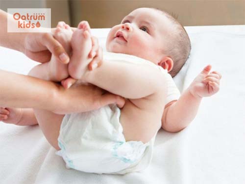 Trẻ sẽ đi ngoài khoảng từ 3-5 lần trong ngày khi bú mẹ