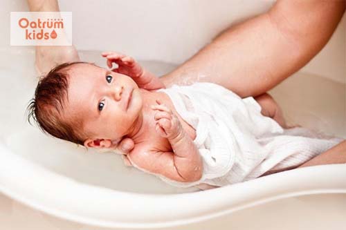  Trẻ bị sốt siêu vi cần được vệ sinh thân thể sạch sẽ