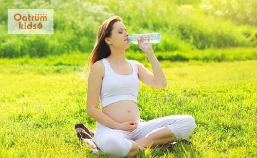 Thay vì uống nước đá hãy uống nước lọc và nước ép hoa quả tươi mẹ nhé!