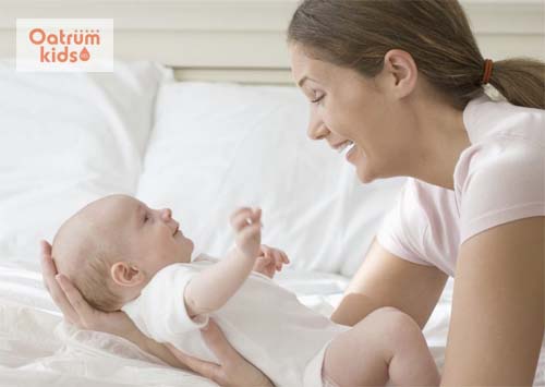  Rửa sạch tay trước khi bế bé để đảm bảo an toàn.