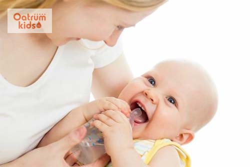 Cho bé tập làm quen với bình ti trước, không nên ép bé bú ngay.